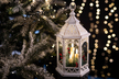 Ozdoby świąteczne - Latarenka z 3 świecami LED  i dekoracją, biała z dodatkiem złotego (2)