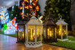 Ozdoby świąteczne - Latarenka z 3 świecami LED  i dekoracją, biała z dodatkiem złotego (4)
