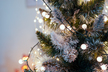 Boże Narodzenie - Sosna z brokatem biała 220 cm  CHOINKA SZTUCZNA  (13)