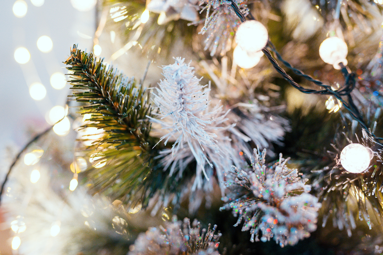 Boże Narodzenie - Sosna z brokatem biała 220 cm  CHOINKA SZTUCZNA  (12)