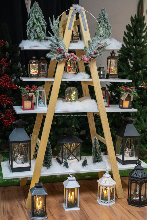 Boże Narodzenie - Latarenka z 3 świecami LED  i dekoracją, czarna (2) Boże Narodzenie - Latarenka z 3 świecami LED  i dekoracją, czarna (2)