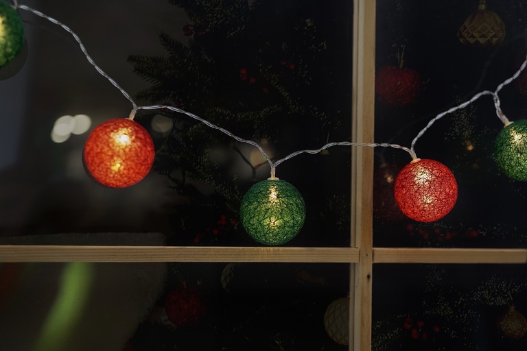 Boże Narodzenie - Ozdoba Świąteczna Cotton Balls kule 10 LED ze świecącą nitką  CZERWONO-ZIELONE (5)