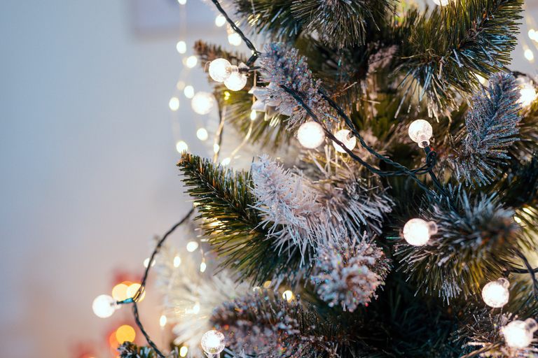 Boże Narodzenie - Sosna z brokatem biała 220 cm  CHOINKA SZTUCZNA  (13)